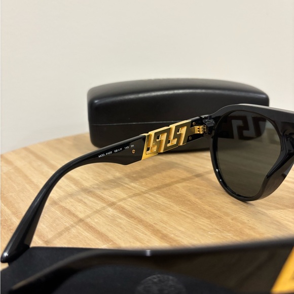VERSACE 4420 Sunglasses ⭐️ - Picture 10 of 10